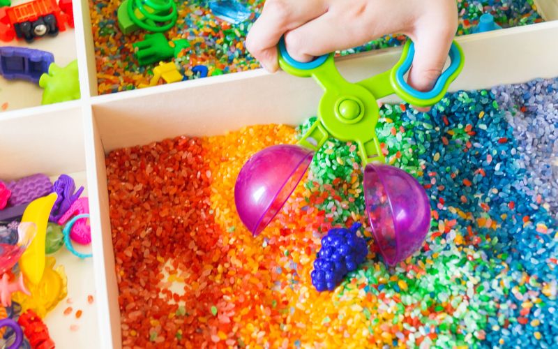 Wat is sensorisch spel en waarom is het zo belangrijk voor jonge kinderen?